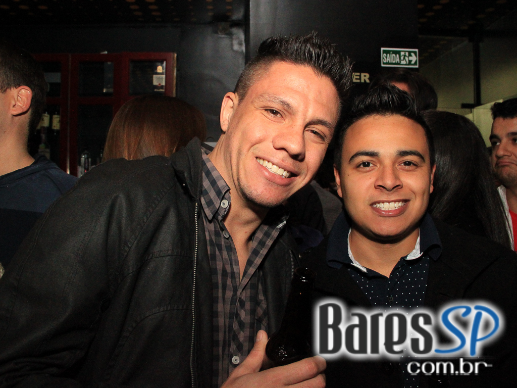 Apresentação da banda Aliados no palco do Na Mata Café Apresentação da banda Aliados no palco do Na Mata Café