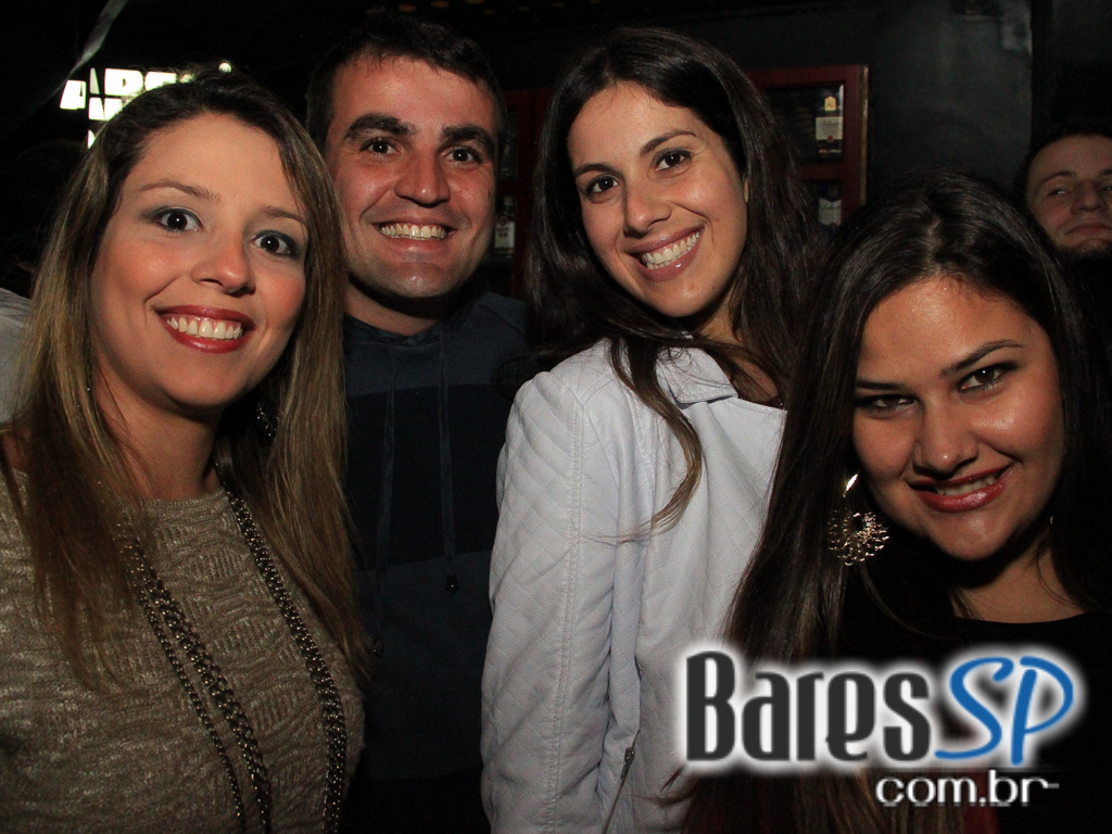 Apresentação da banda Aliados no palco do Na Mata Café Apresentação da banda Aliados no palco do Na Mata Café