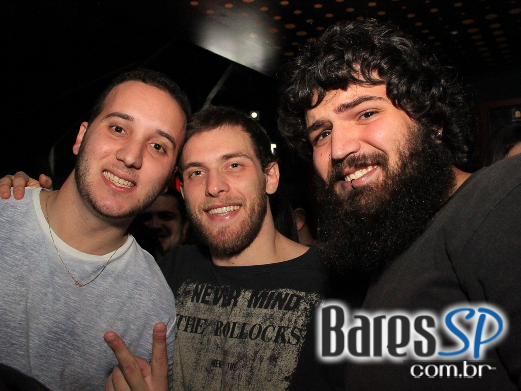 Apresentação da banda Aliados no palco do Na Mata Café Apresentação da banda Aliados no palco do Na Mata Café