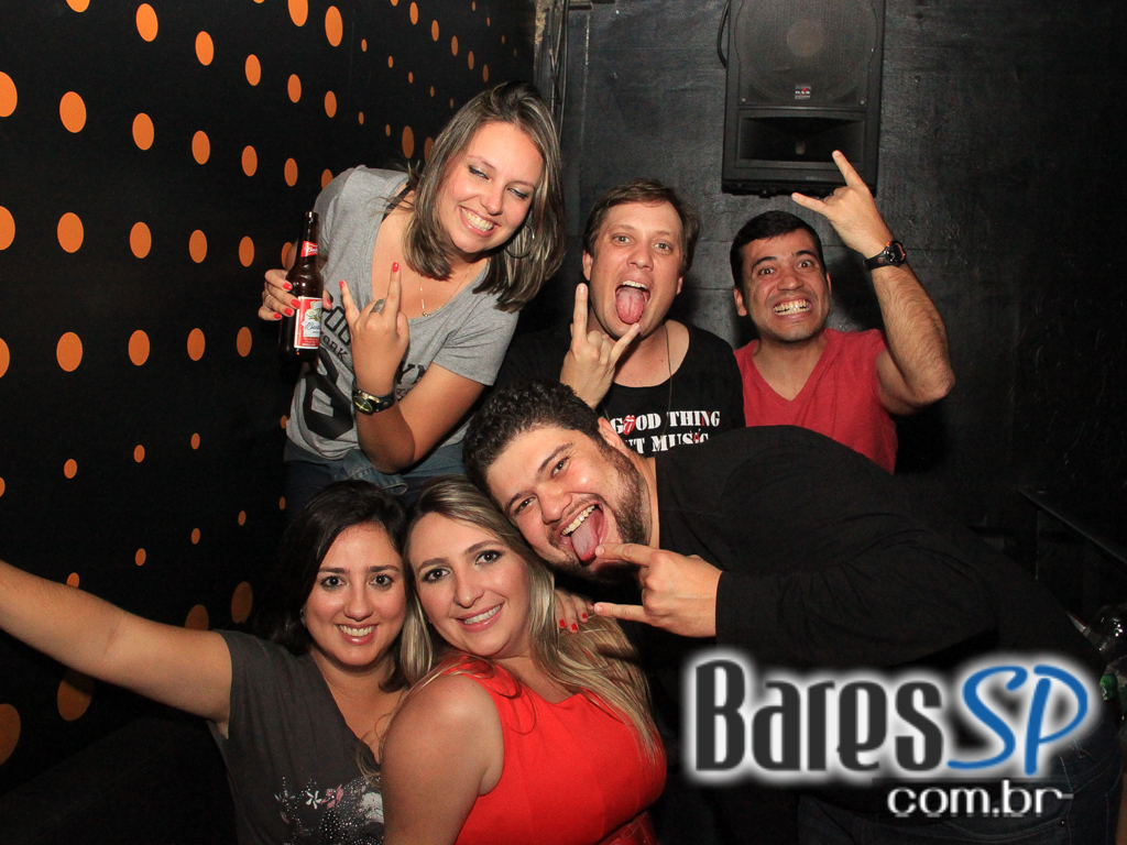 Apresentação da banda Aliados no palco do Na Mata Café Apresentação da banda Aliados no palco do Na Mata Café