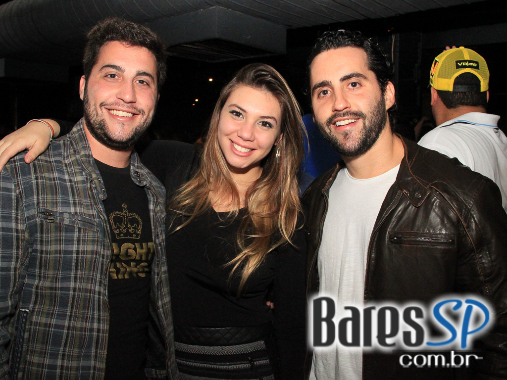 Apresentação da banda Aliados no palco do Na Mata Café Apresentação da banda Aliados no palco do Na Mata Café