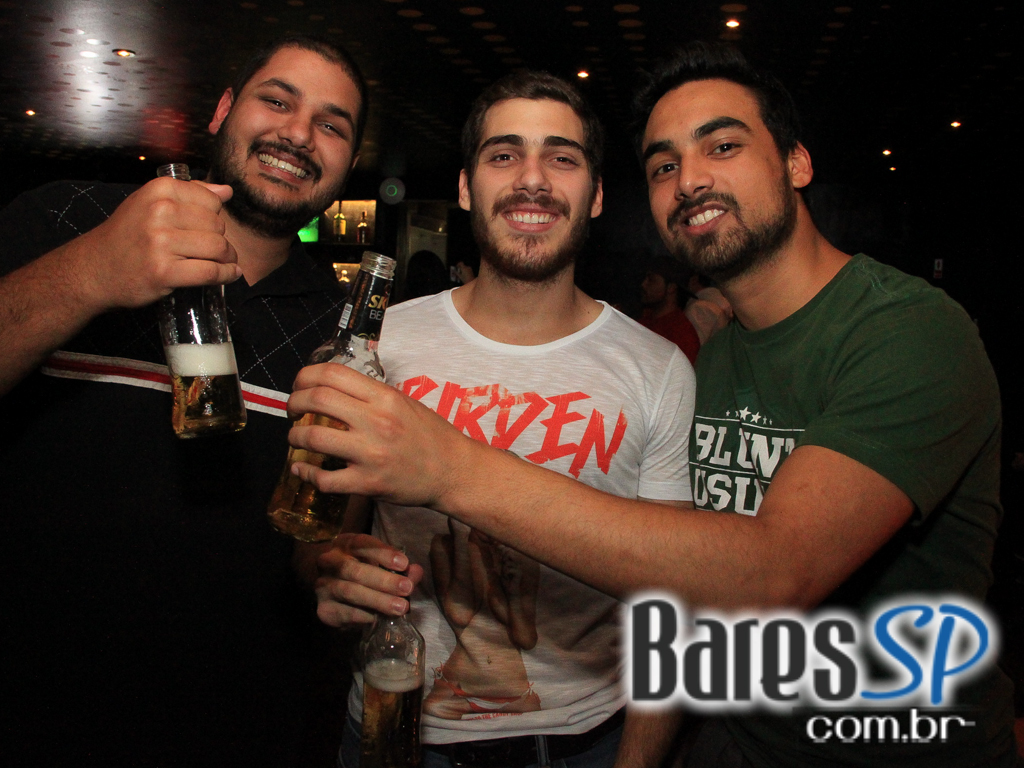 Apresentação da banda Aliados no palco do Na Mata Café Apresentação da banda Aliados no palco do Na Mata Café