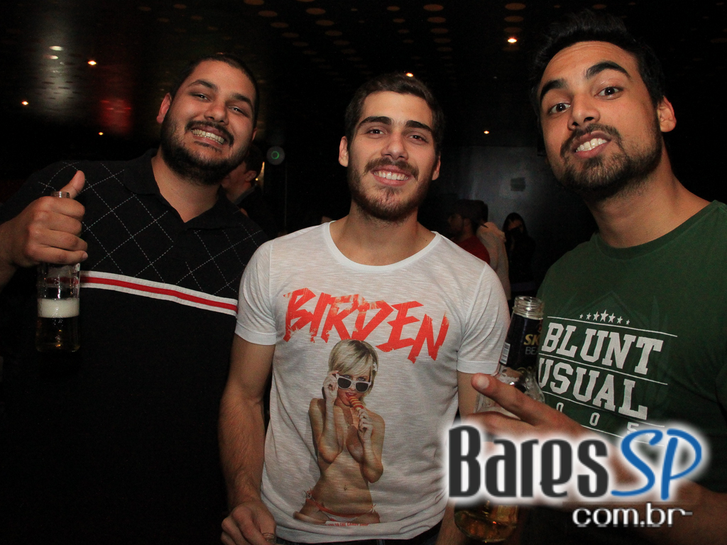 Apresentação da banda Aliados no palco do Na Mata Café Apresentação da banda Aliados no palco do Na Mata Café