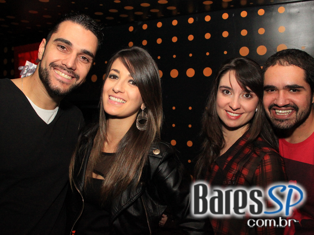 Apresentação da banda Aliados no palco do Na Mata Café Apresentação da banda Aliados no palco do Na Mata Café