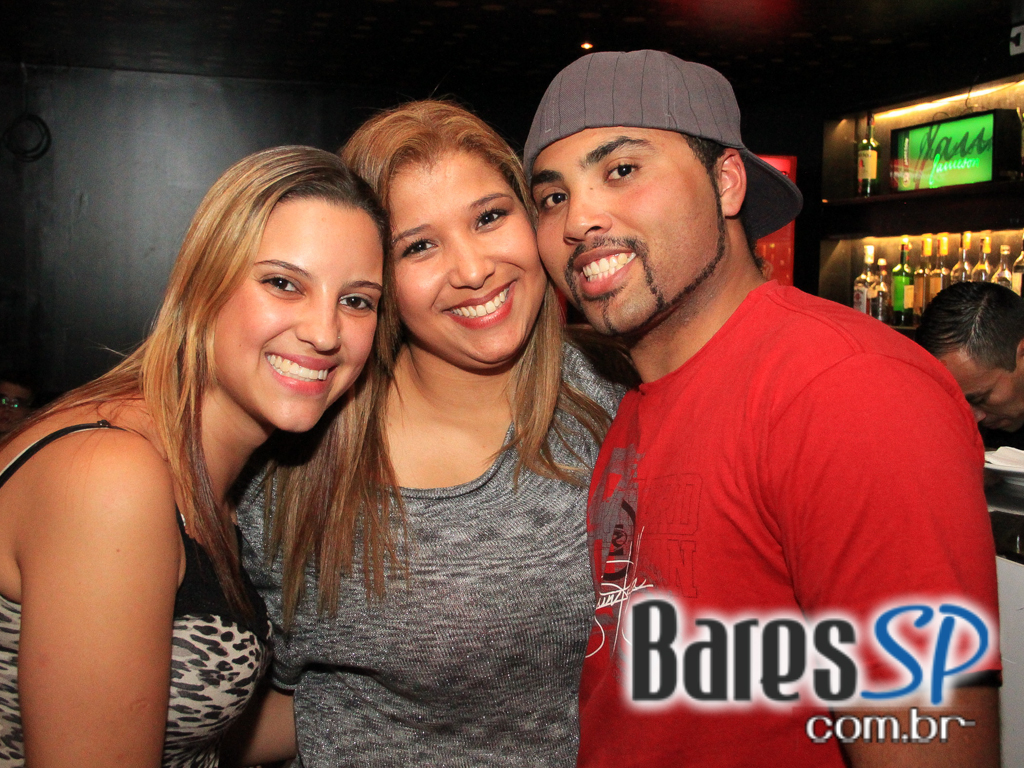 Apresentação da banda Aliados no palco do Na Mata Café Apresentação da banda Aliados no palco do Na Mata Café