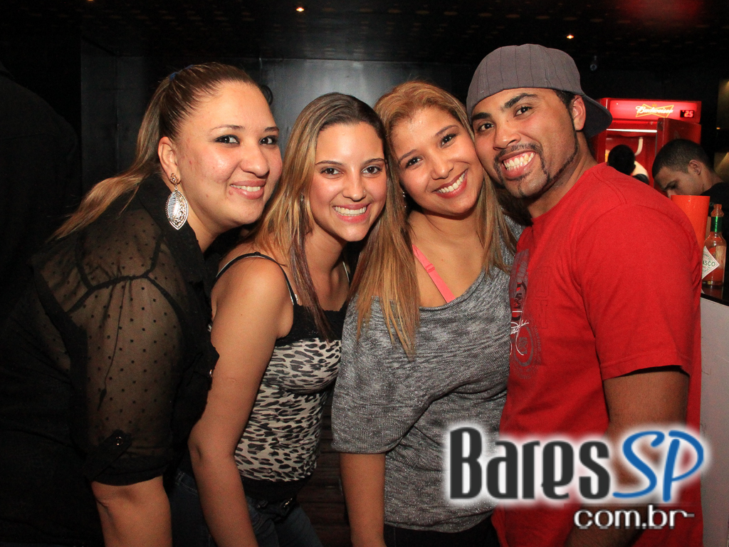 Apresentação da banda Aliados no palco do Na Mata Café Apresentação da banda Aliados no palco do Na Mata Café