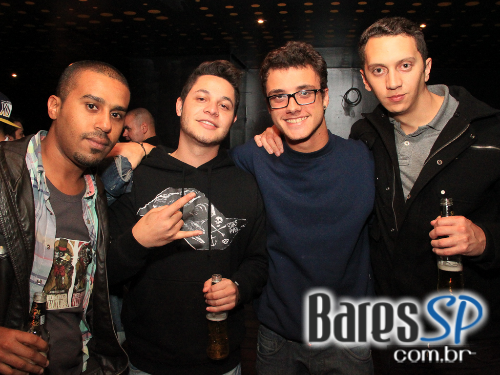 Apresentação da banda Aliados no palco do Na Mata Café Apresentação da banda Aliados no palco do Na Mata Café