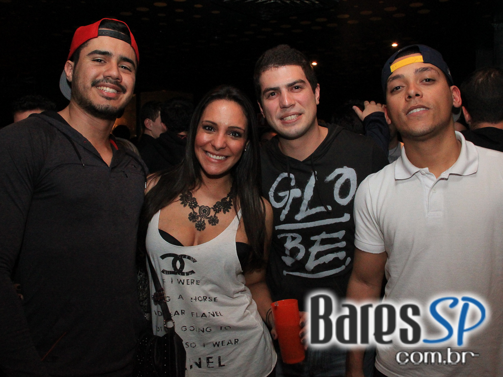 Apresentação da banda Aliados no palco do Na Mata Café Apresentação da banda Aliados no palco do Na Mata Café