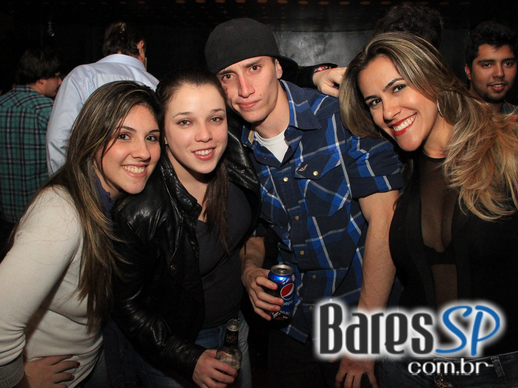 Apresentação da banda Aliados no palco do Na Mata Café Apresentação da banda Aliados no palco do Na Mata Café