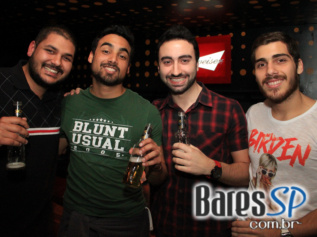 Apresentação da banda Aliados no palco do Na Mata Café Apresentação da banda Aliados no palco do Na Mata Café