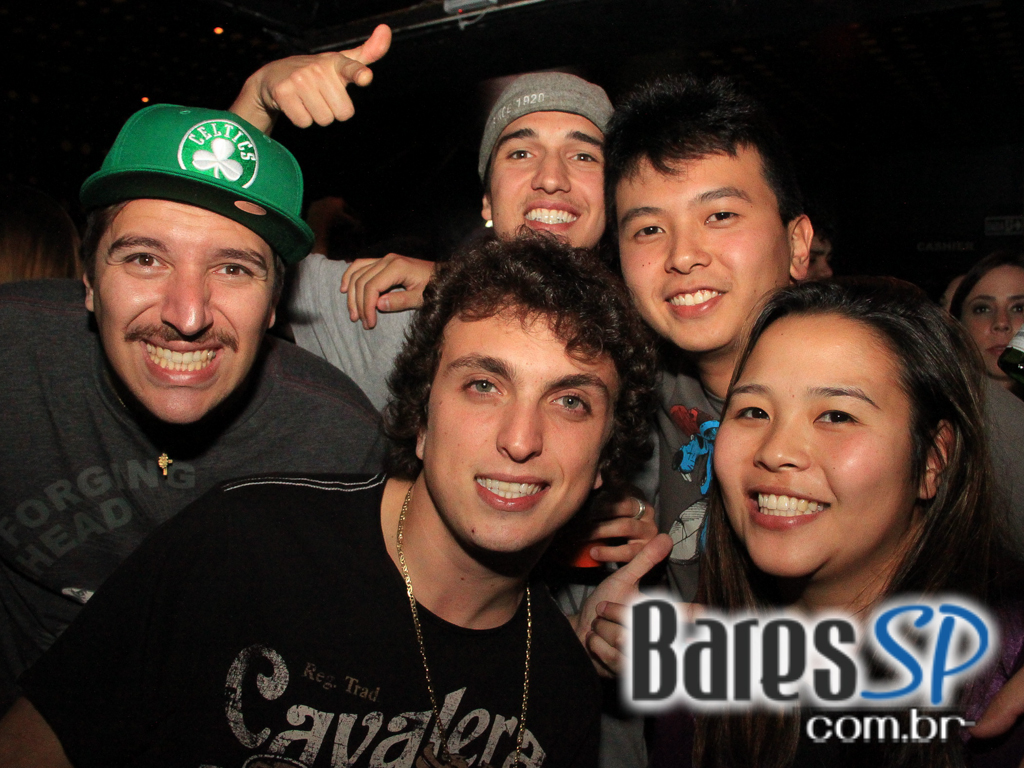 Apresentação da banda Aliados no palco do Na Mata Café Apresentação da banda Aliados no palco do Na Mata Café