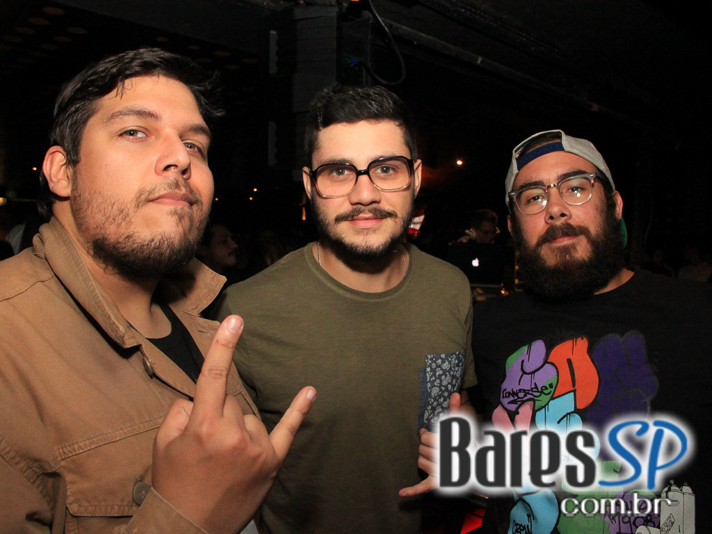 Apresentação da banda Aliados no palco do Na Mata Café Apresentação da banda Aliados no palco do Na Mata Café