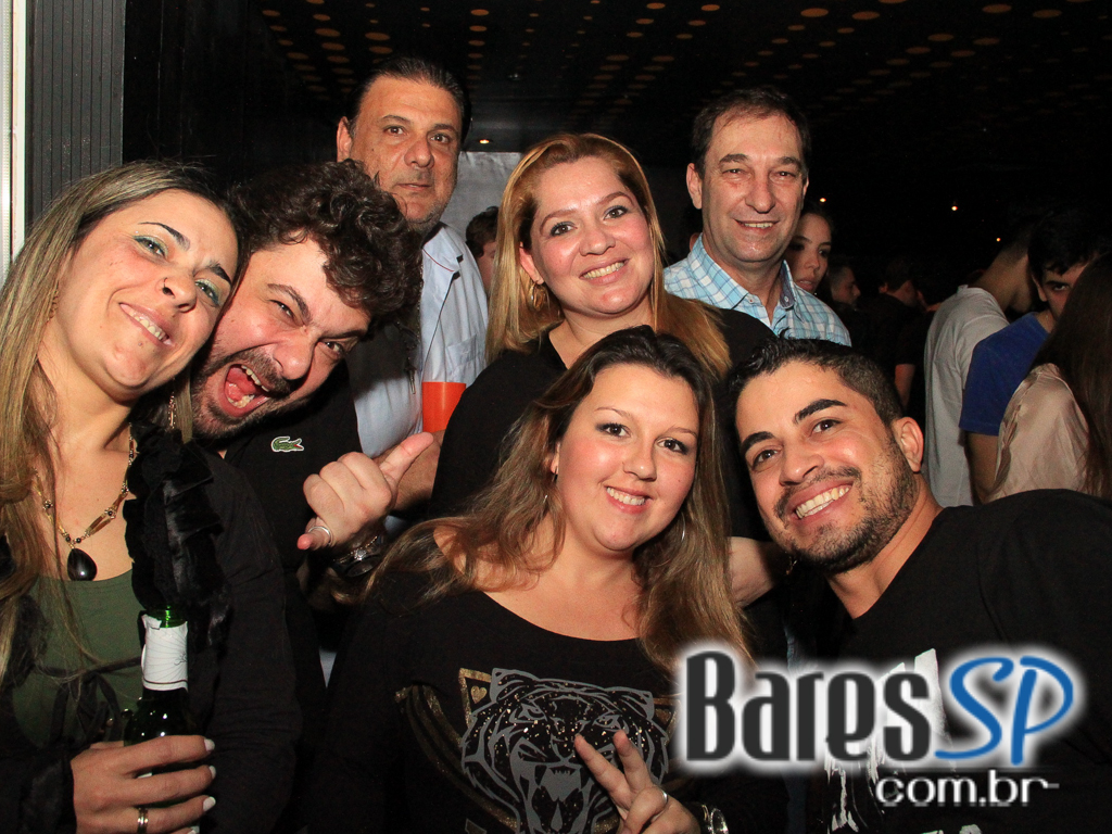 Apresentação da banda Aliados no palco do Na Mata Café Apresentação da banda Aliados no palco do Na Mata Café