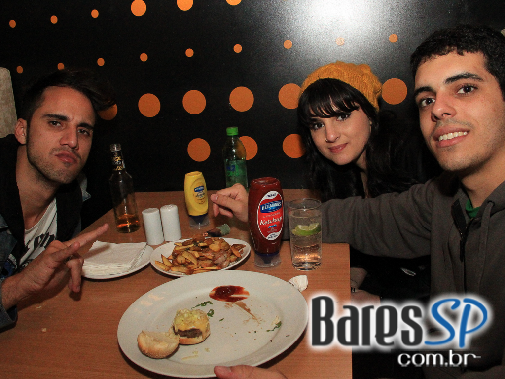 Apresentação da banda Aliados no palco do Na Mata Café Apresentação da banda Aliados no palco do Na Mata Café