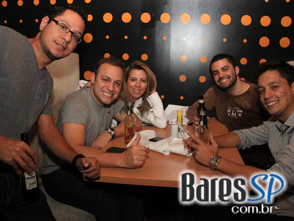 Apresentação da banda Aliados no palco do Na Mata Café Apresentação da banda Aliados no palco do Na Mata Café