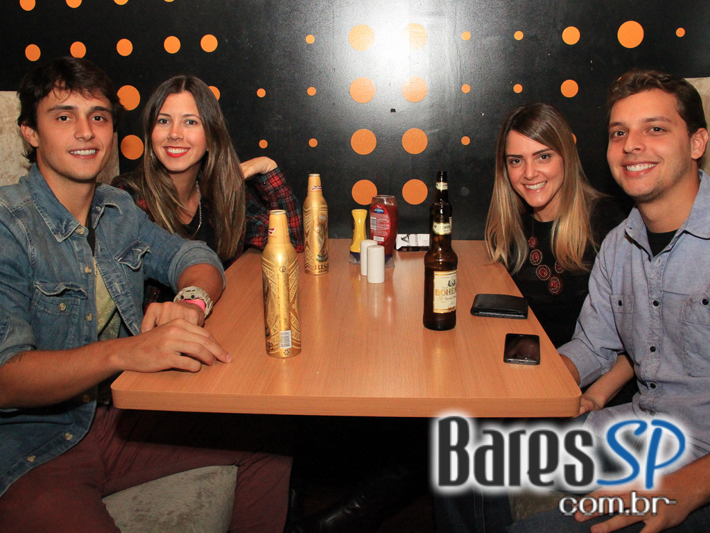 Apresentação da banda Aliados no palco do Na Mata Café Apresentação da banda Aliados no palco do Na Mata Café