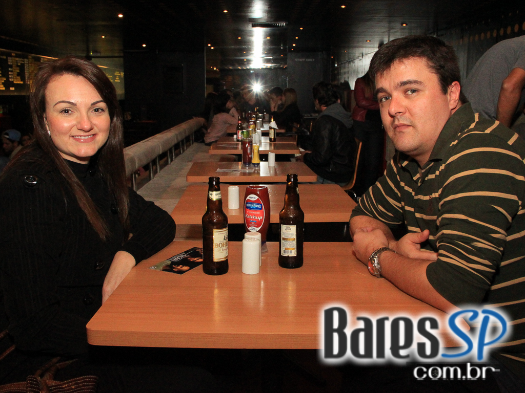 Apresentação da banda Aliados no palco do Na Mata Café Apresentação da banda Aliados no palco do Na Mata Café