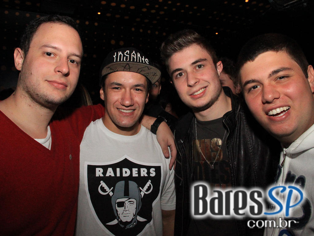 Apresentação da banda Aliados no palco do Na Mata Café Apresentação da banda Aliados no palco do Na Mata Café