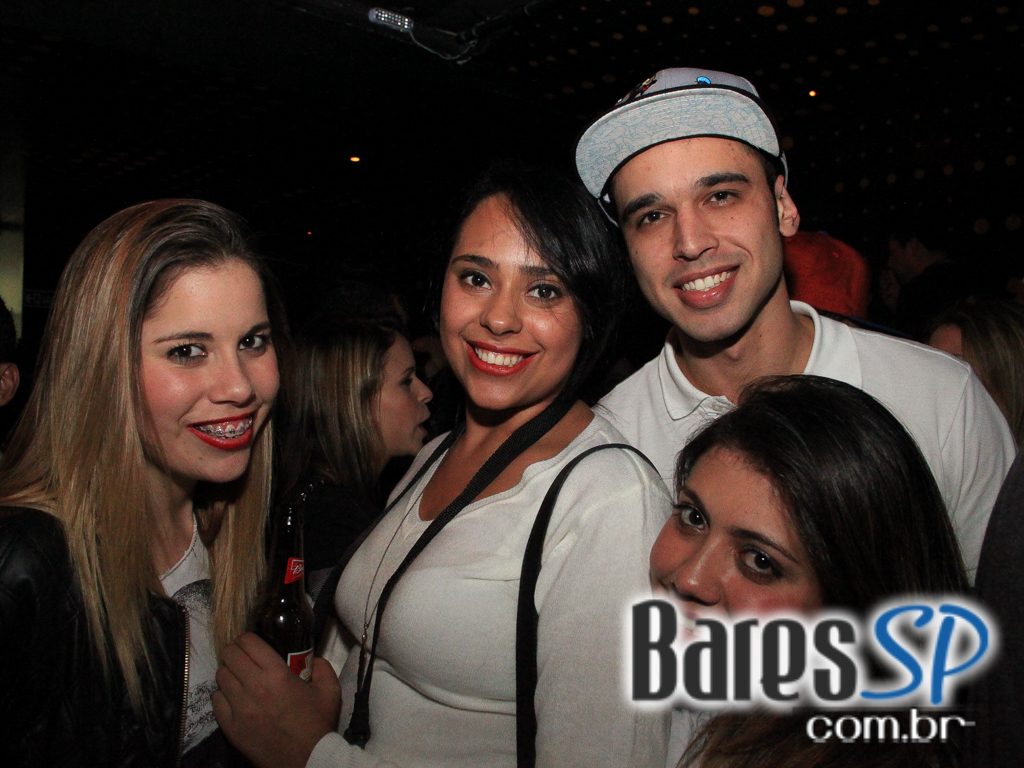 Apresentação da banda Aliados no palco do Na Mata Café Apresentação da banda Aliados no palco do Na Mata Café