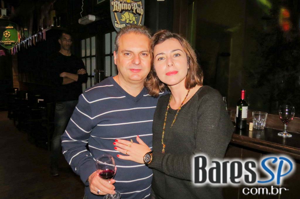 Remake se apresentaram no palco do Rhino Pub no sábado Remake se apresentaram no palco do Rhino Pub no sábado