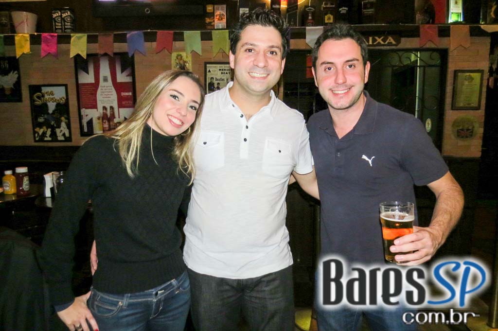 Remake se apresentaram no palco do Rhino Pub no sábado Remake se apresentaram no palco do Rhino Pub no sábado