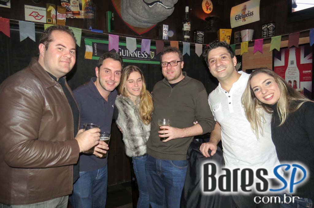 Remake se apresentaram no palco do Rhino Pub no sábado Remake se apresentaram no palco do Rhino Pub no sábado