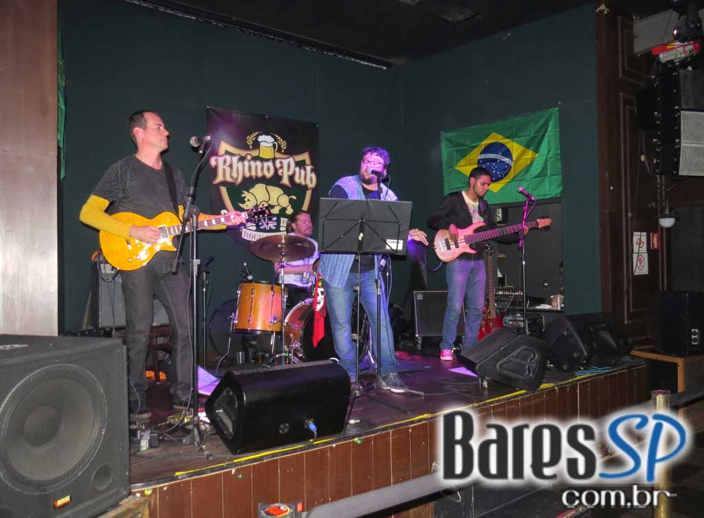 Remake se apresentaram no palco do Rhino Pub no sábado Remake se apresentaram no palco do Rhino Pub no sábado