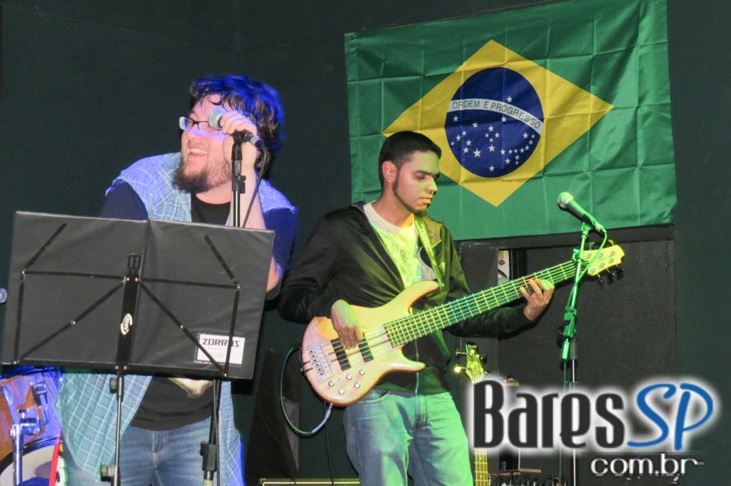 Remake se apresentaram no palco do Rhino Pub no sábado Remake se apresentaram no palco do Rhino Pub no sábado