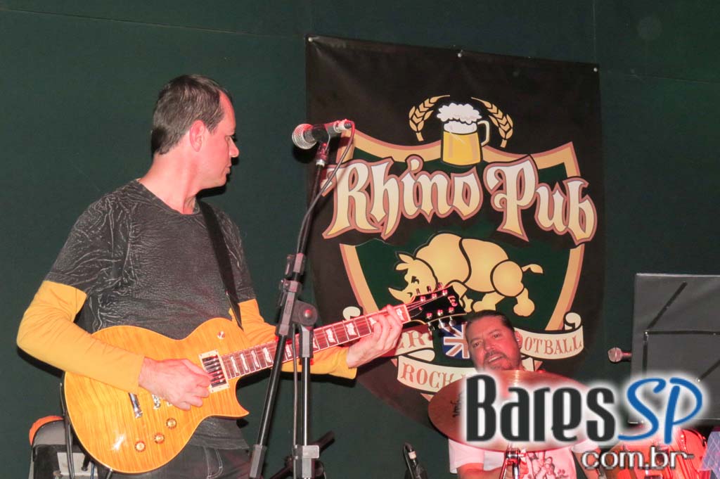 Remake se apresentaram no palco do Rhino Pub no sábado Remake se apresentaram no palco do Rhino Pub no sábado