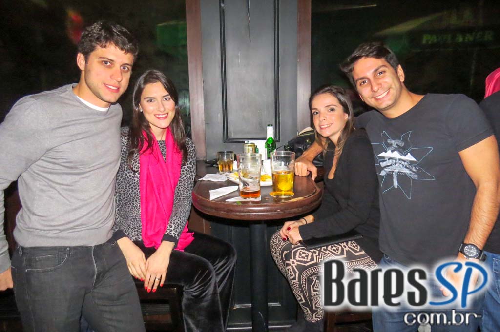 Remake se apresentaram no palco do Rhino Pub no sábado Remake se apresentaram no palco do Rhino Pub no sábado