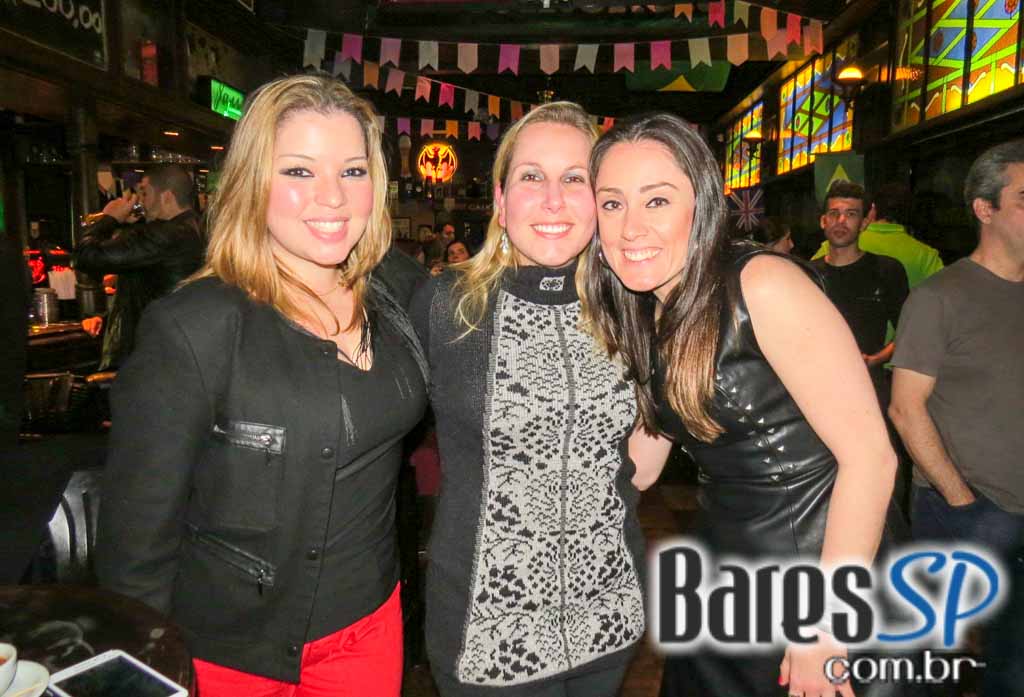 Remake se apresentaram no palco do Rhino Pub no sábado Remake se apresentaram no palco do Rhino Pub no sábado