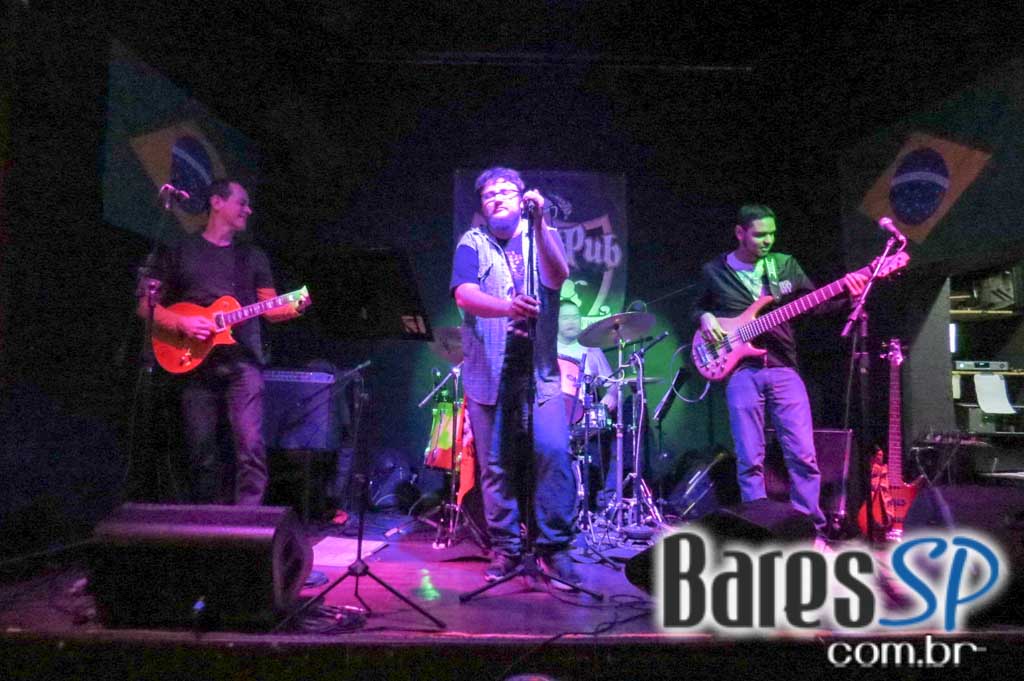 Remake se apresentaram no palco do Rhino Pub no sábado Remake se apresentaram no palco do Rhino Pub no sábado