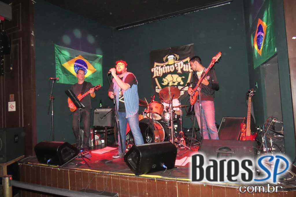 Remake se apresentaram no palco do Rhino Pub no sábado Remake se apresentaram no palco do Rhino Pub no sábado
