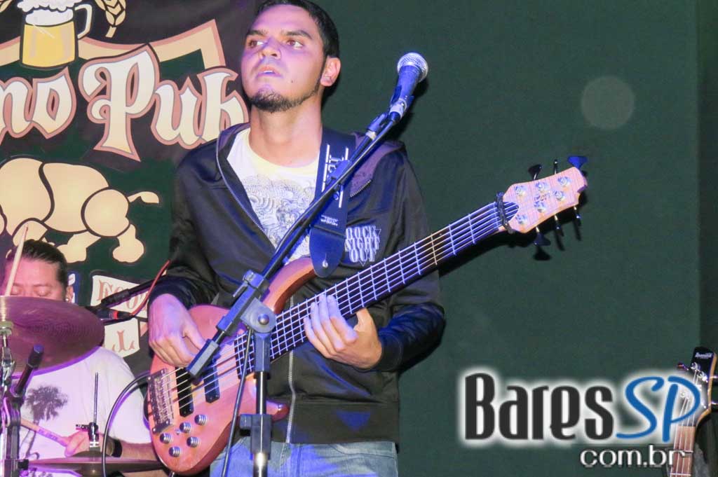 Remake se apresentaram no palco do Rhino Pub no sábado Remake se apresentaram no palco do Rhino Pub no sábado