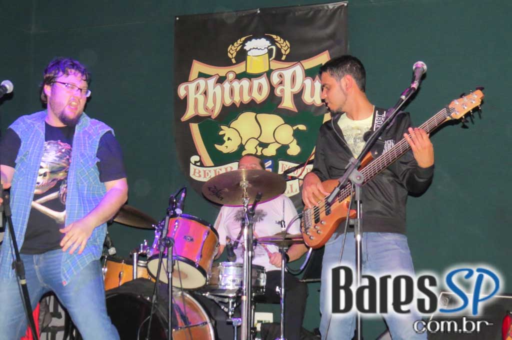 Remake se apresentaram no palco do Rhino Pub no sábado Remake se apresentaram no palco do Rhino Pub no sábado