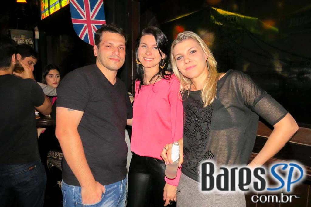 Remake se apresentaram no palco do Rhino Pub no sábado Remake se apresentaram no palco do Rhino Pub no sábado