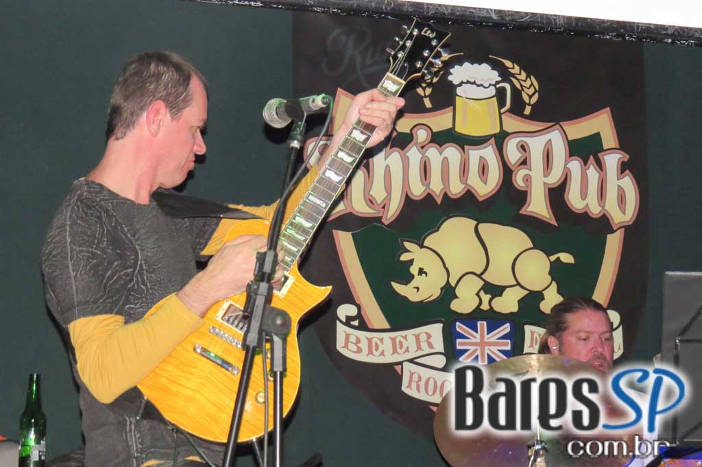 Remake se apresentaram no palco do Rhino Pub no sábado Remake se apresentaram no palco do Rhino Pub no sábado