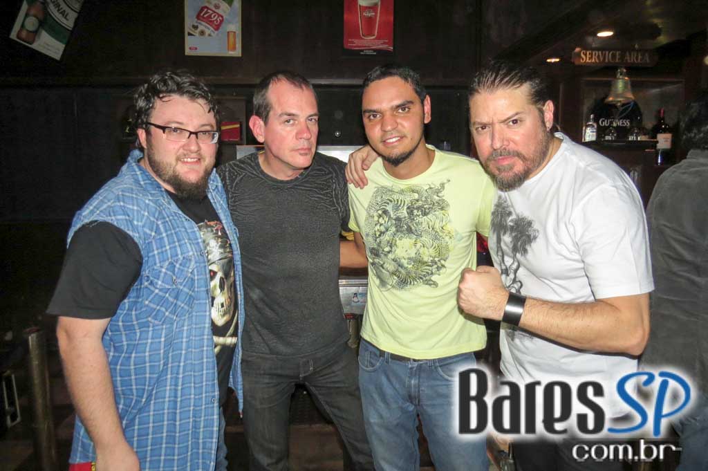 Remake se apresentaram no palco do Rhino Pub no sábado Remake se apresentaram no palco do Rhino Pub no sábado