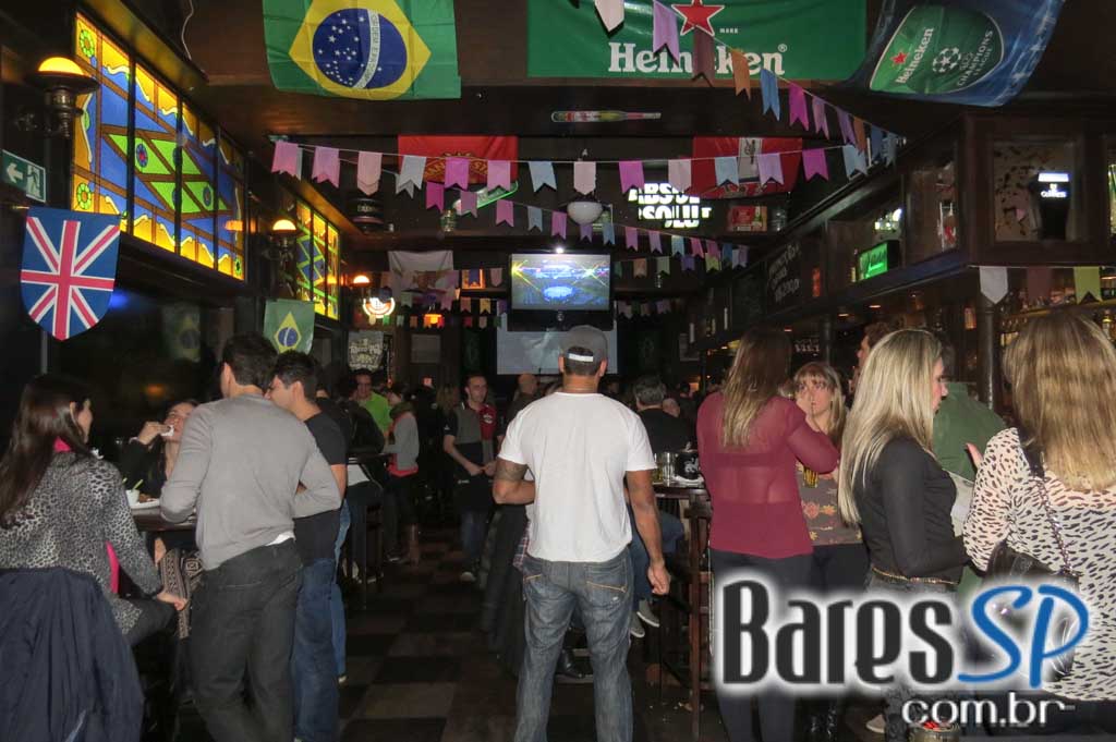 Remake se apresentaram no palco do Rhino Pub no sábado Remake se apresentaram no palco do Rhino Pub no sábado