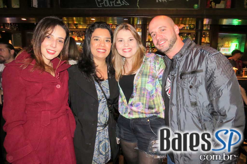 Remake se apresentaram no palco do Rhino Pub no sábado Remake se apresentaram no palco do Rhino Pub no sábado