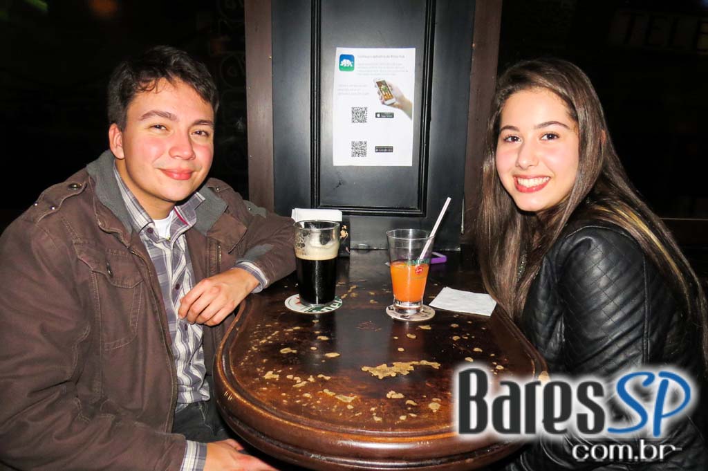 Remake se apresentaram no palco do Rhino Pub no sábado Remake se apresentaram no palco do Rhino Pub no sábado