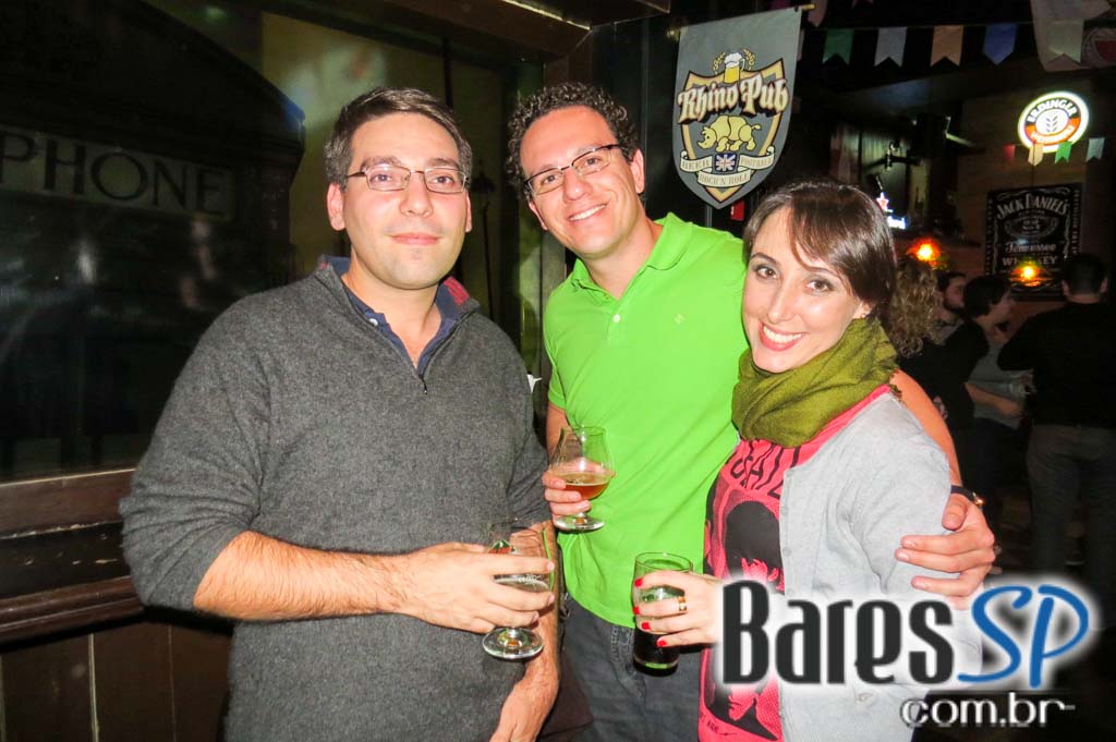 Remake se apresentaram no palco do Rhino Pub no sábado Remake se apresentaram no palco do Rhino Pub no sábado