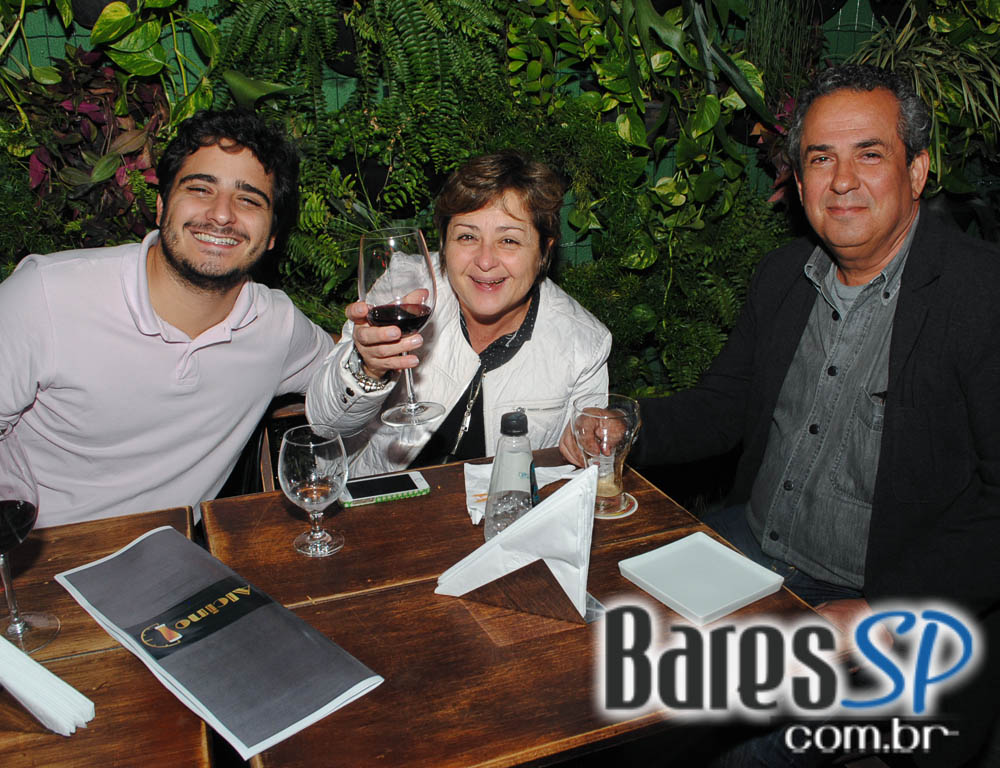 Alcino Bar inaugurou na quinta-feira com coquetel para convidados Alcino Bar inaugurou na quinta-feira com coquetel para convidados