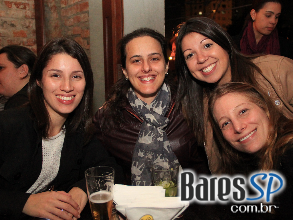 Veloso Bar ofereceu caipirinhas e petiscos variados no happy hour Veloso Bar ofereceu caipirinhas e petiscos variados no happy hour