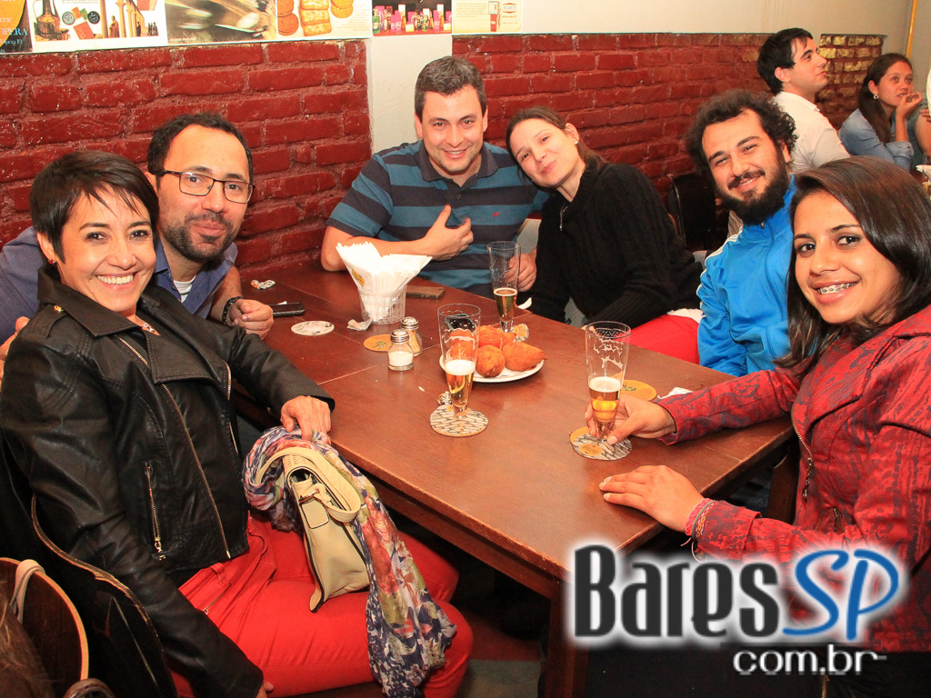 Veloso Bar ofereceu caipirinhas e petiscos variados no happy hour Veloso Bar ofereceu caipirinhas e petiscos variados no happy hour