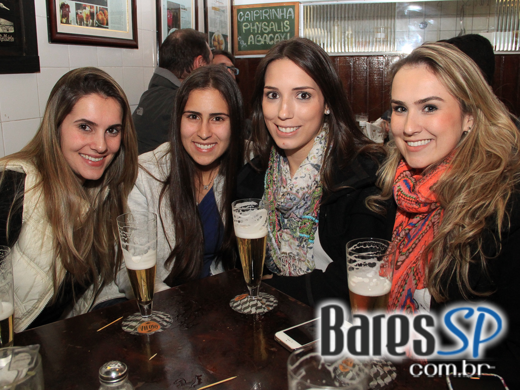 Veloso Bar ofereceu caipirinhas e petiscos variados no happy hour Veloso Bar ofereceu caipirinhas e petiscos variados no happy hour