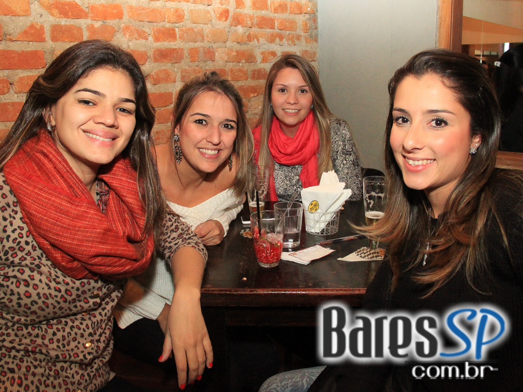 Veloso Bar ofereceu caipirinhas e petiscos variados no happy hour Veloso Bar ofereceu caipirinhas e petiscos variados no happy hour