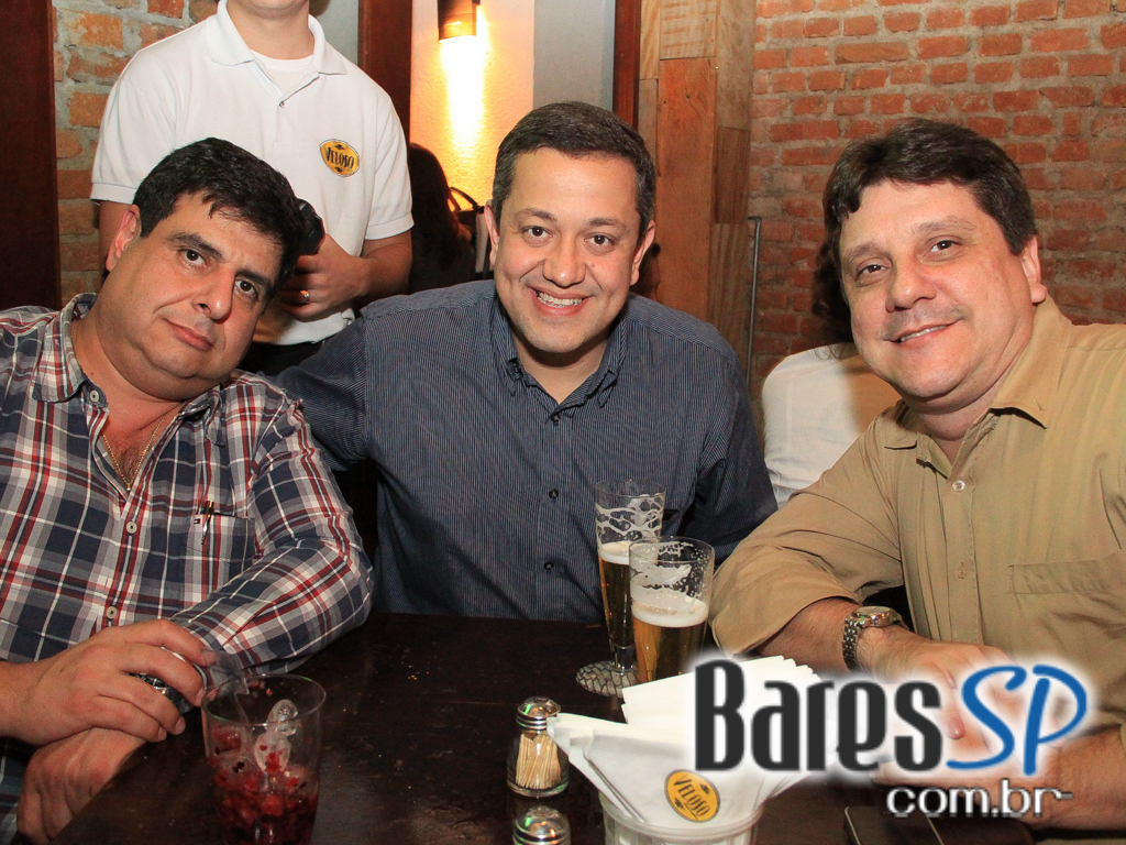 Veloso Bar ofereceu caipirinhas e petiscos variados no happy hour Veloso Bar ofereceu caipirinhas e petiscos variados no happy hour