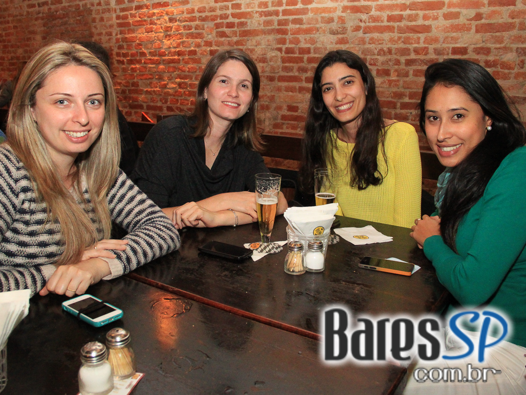 Veloso Bar ofereceu caipirinhas e petiscos variados no happy hour Veloso Bar ofereceu caipirinhas e petiscos variados no happy hour