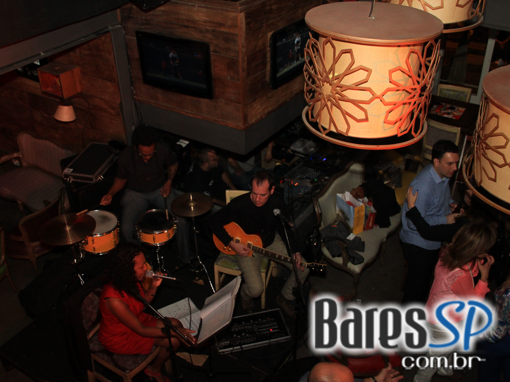 Thereza Dalme se apresentou no palco do Gracia Bar na quinta Thereza Dalme se apresentou no palco do Gracia Bar na quinta